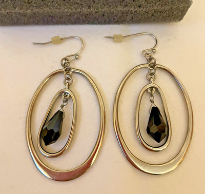 Lia Sophia Creolen Silber mit schwarzem Stein in der Mitte Ohrringe mit Fischhaken hinten
