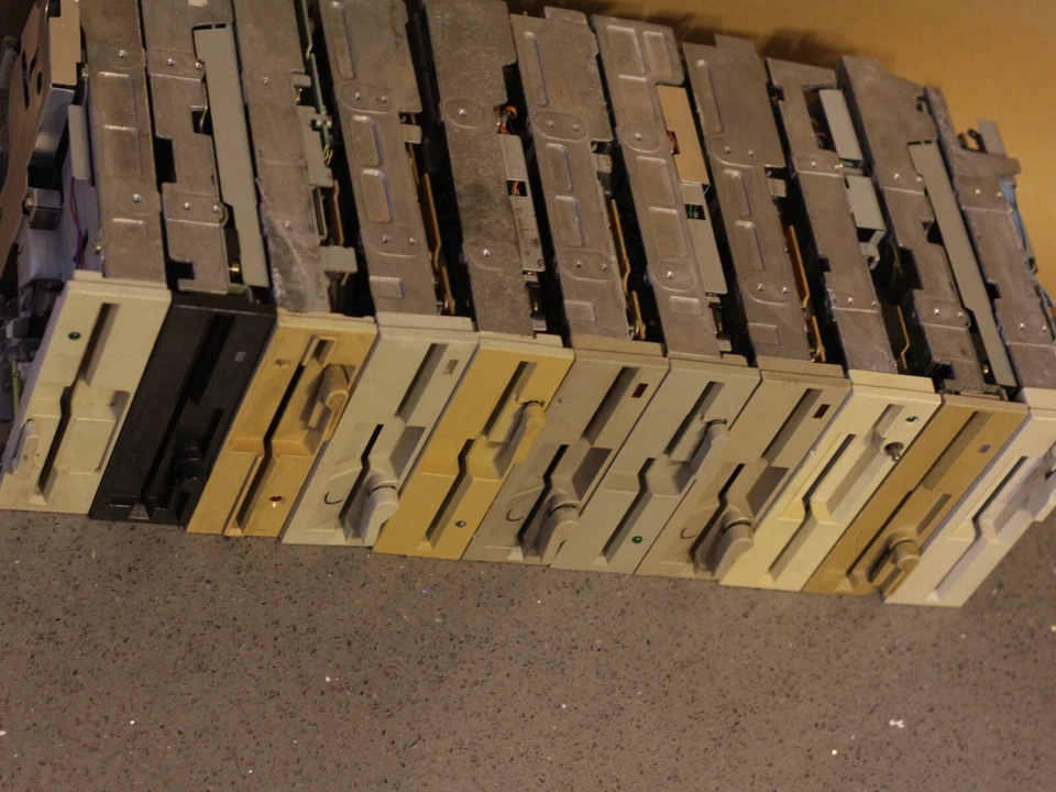 LOTE DE TRABAJO DE 19 unidades de disquete de 5,25" FDD 1,2 MB PARA PIEZAS O REPARACIÓN Foto 2 de 4