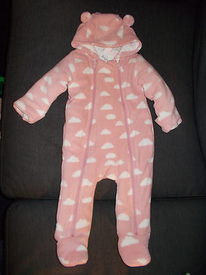 M&S Kinderwagenanzug All-in-One mit Kapuze Fleecy 'Clouds' 3-6m 69 cm rosa Mix brandneu mit Etikett