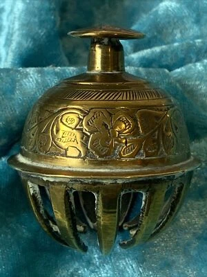 A VINTAGE INDIAN CAST BRASS CLAW TYPE BELL. INDIAN BRASS PRAYER BELL( N) - Image 1 of 4