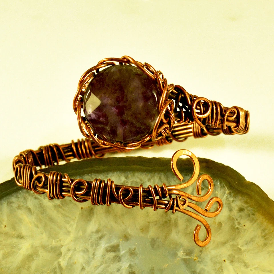 Brazalete de cobre envuelto en alambre de cristal de amatista - Joyería única hecha a mano Foto 2 de 2
