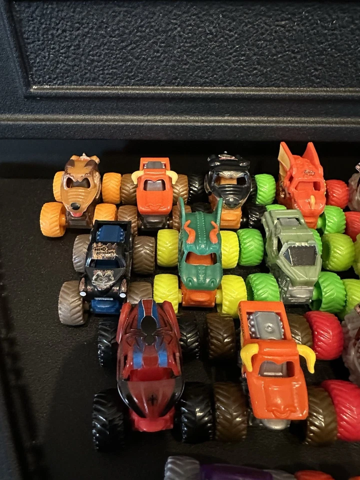 Lote de 27 Monster Jam MINI Monster Trucks escala 1:87 Foto 2 de 4