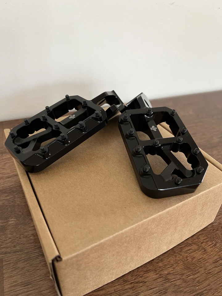 Clavijas para pies Surron Ultra Bee - negras Foto 2 de 4