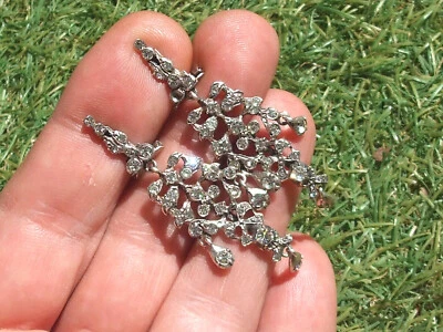 BELLES BOUCLES PENDANTS D'OREILLES ANCIENNES A CLIP en Métal Argenté avec STRASS - Photo 1/4