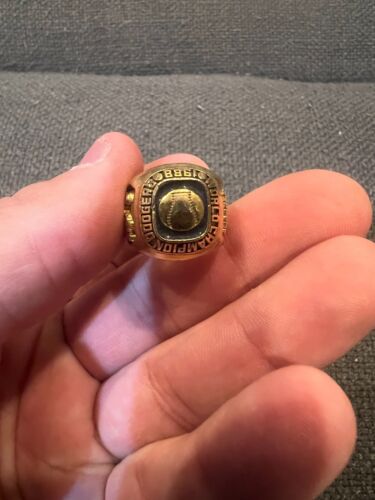 1988 LOS ANGELES DODGERS WORLD CHAMPIONS REPLICA RING - Picture 1 of 4