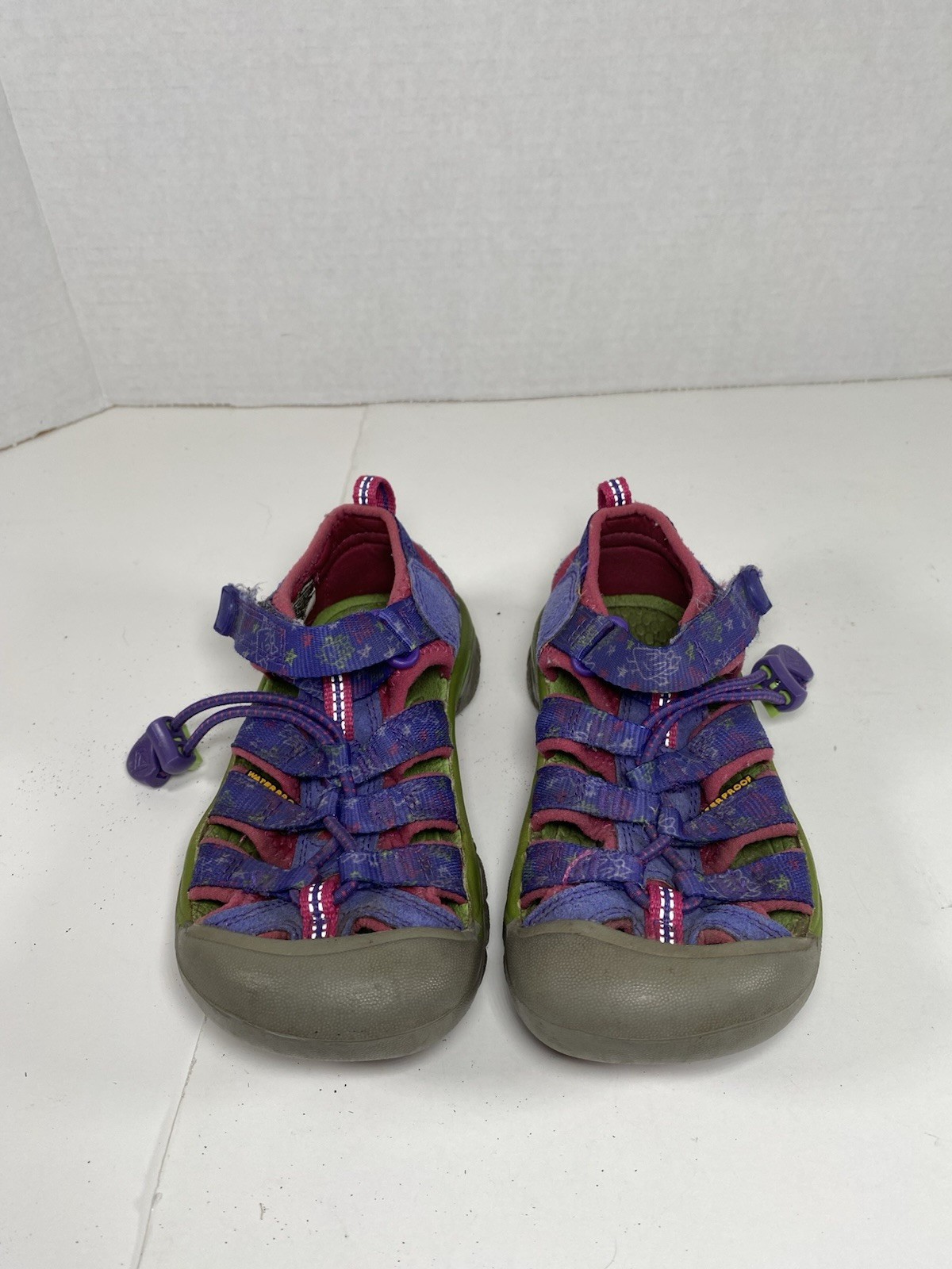 Sandali Keen viola stampa scarabocchio ragazze giovani taglia 10 scarpe da trekking acqua usate in ottime condizioni