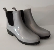 WOMEN'S SIZE 9 GRAY SEVEN7 RUBBER PULL ON WATERPROOF RAIN BOOTS ROUND TOE