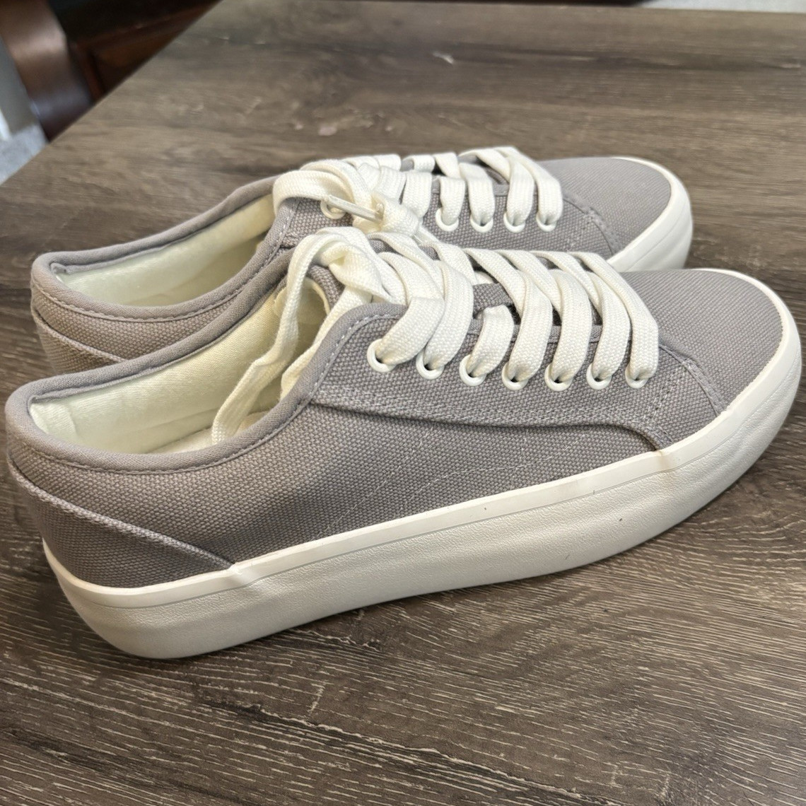 CUSHIONAIRE Women’s Canvas Low Top Lace-Up Sneakers Gray/White Comfort 6.5M
