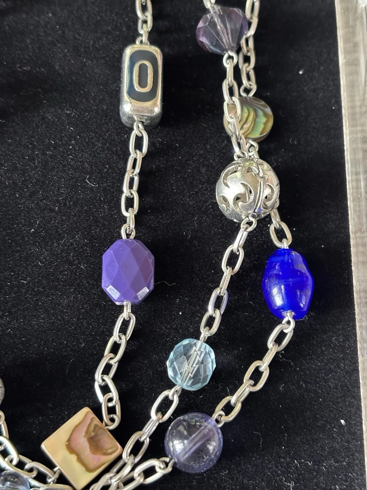 Collar con cuentas de vidrio, piedra y madreperla tono plata Lia Sophia Foto 3 de 3