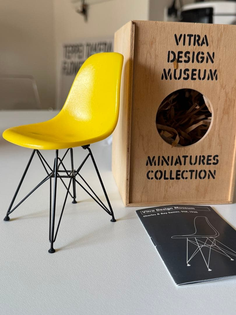 置物 Vitra Design Museum Eames DSR Vitra Miniatures Eames DSR Chair Yellow 1/6 w/ Box Design Museum