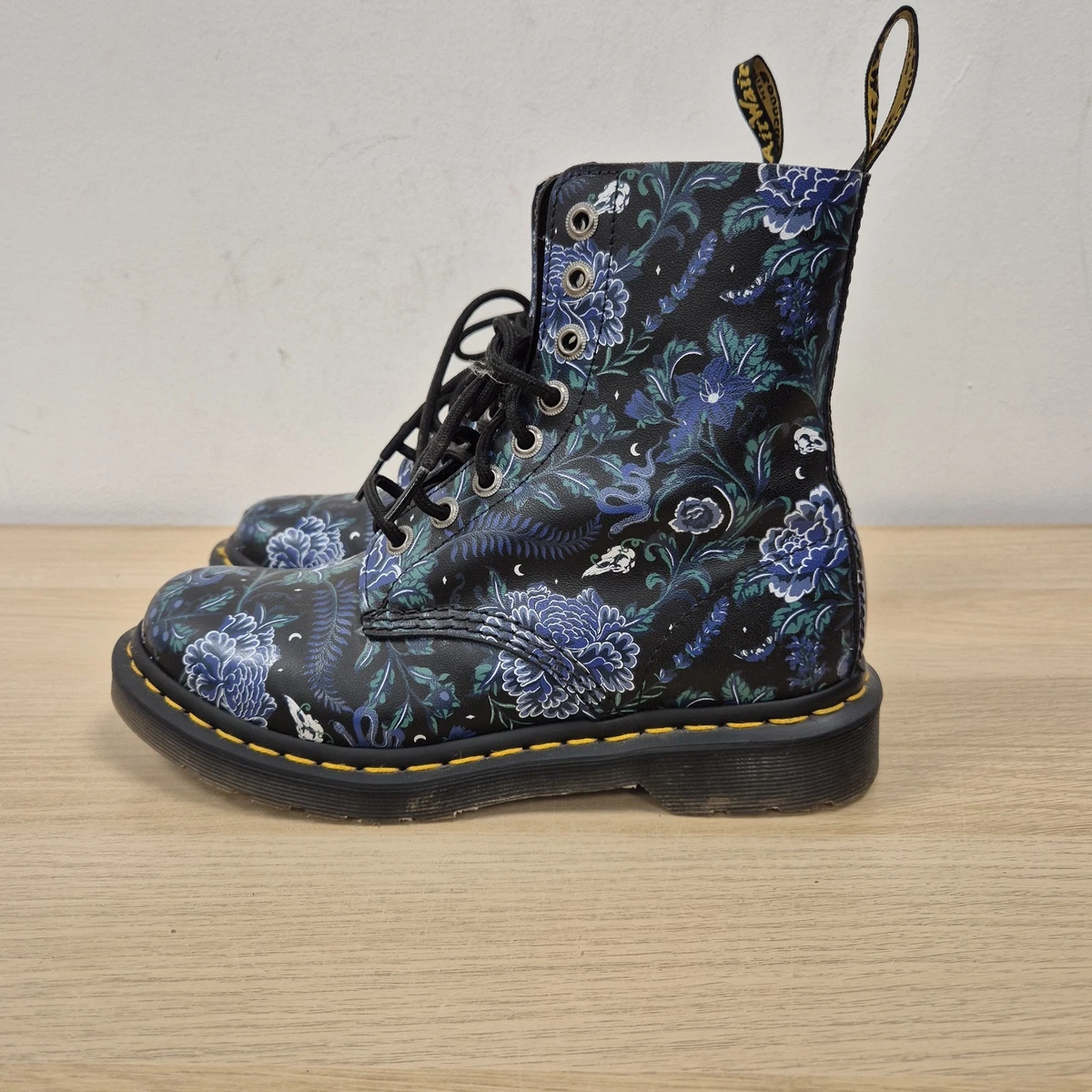 DR。 Martens 花朵女靴| eBay