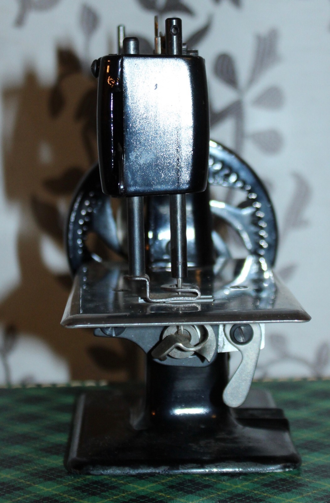 ANTIQUE TOY SINGER SEW HANDY Sewing Machine MODEL 20 In Case eBay