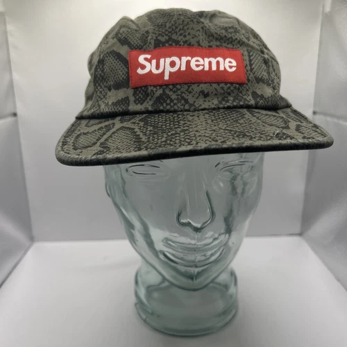 Casquette de camp en sergé chino lavé suprême serpent SS24 logo boîte à chapeau à la main peau de serpent