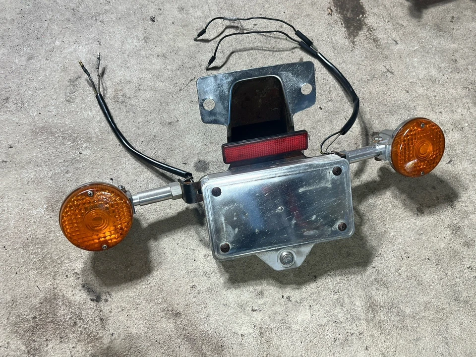 1981 80-83 Kawasaki LTD 550 KZ550 Rear Signals Left Right Locking License Plate - Image 2 of 4