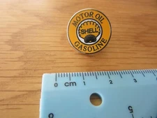 SHELL MOTOR OIL GASOLINE MECHANIC PIN BADGE (DK # 12)