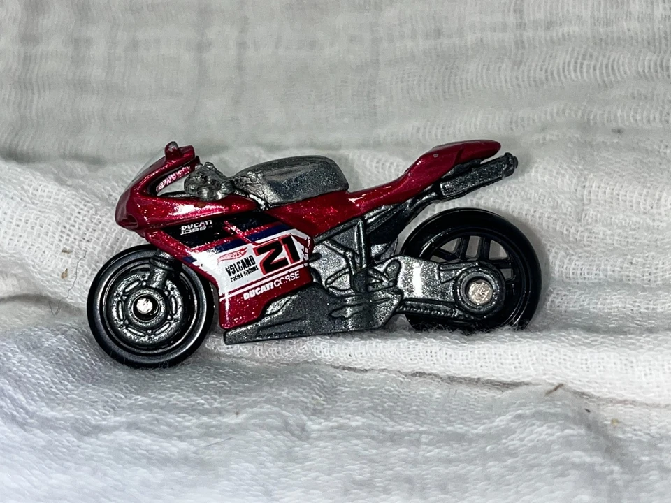 HOT WHEELS 2011 DUCATI 1098R #199~Red w/ Gas Tank Decal~GOOD CONDITION - Image 2 of 4