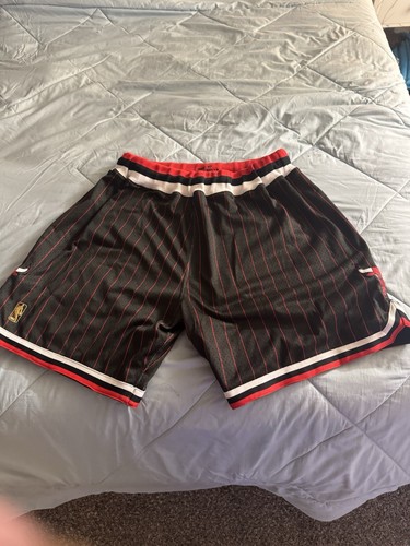 AUTHENTIC MITCHELL & NESS 3XL 96-97 Away Chicago Bulls Shorts