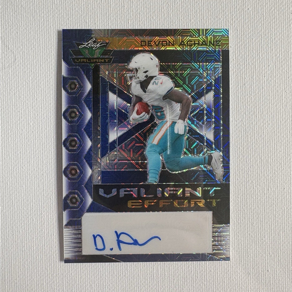 De'Von Achane Leaf Eclectic Valiant Effort Autographs #VEDA1 Base