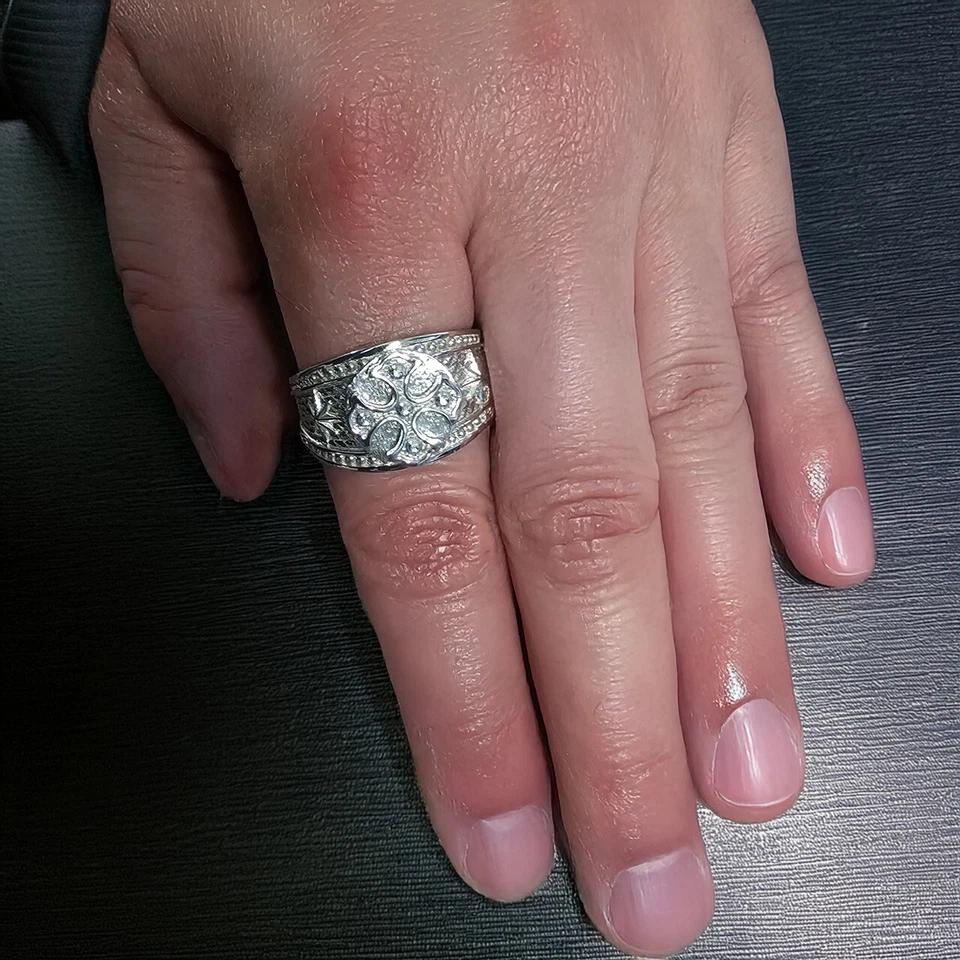 Anillo de plata esterlina con sello de cruz de diamantes de laboratorio para hombre - Banda Estrella del Norte Foto 4 de 4