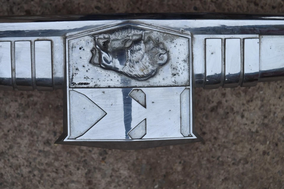 Kaiser Frazer Manhattan 1949 1950 capó emblema Buffalo moldura 49 50 Foto 4 de 4