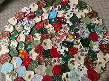 CHRISTMAS PATCHWORK HEXAGONS LARGE 3” READY TACKED X 140 BRAND NEW