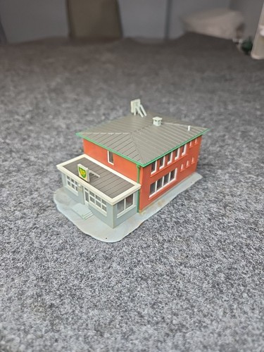 Edificio de oficinas Kibri 6727 escala Z BP totalmente montado  | Zustand: Used