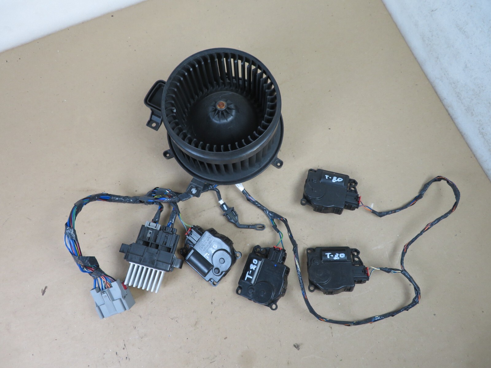 2014-2017 MASERATI GHIBLI A/C AIR CONDENSER BLOWER MOTOR W/ RELAY MODULE OEM