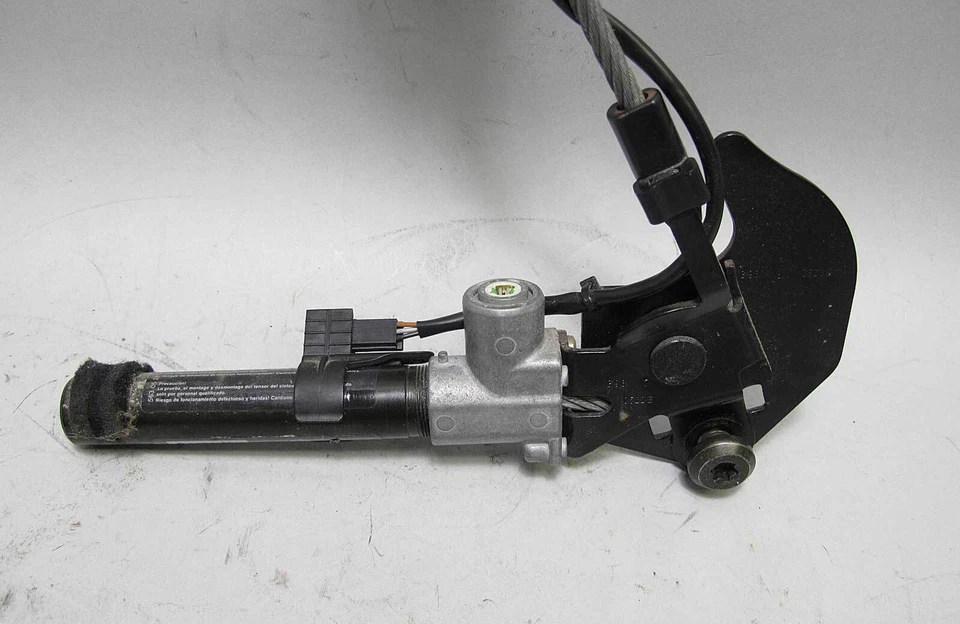 BMW E39 E38 Receptáculo de hebilla de cinturón inferior de asiento delantero derecho temprano 1995-1997 Foto 2 de 4