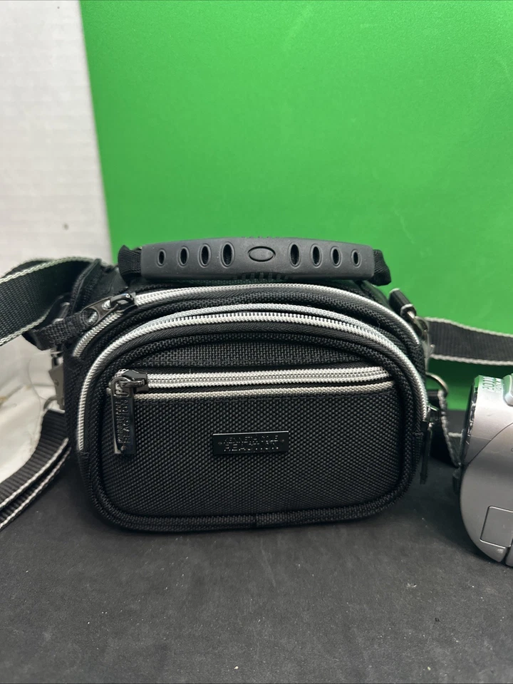 Sony Handycam Carl Zeiss Lens. 40x Op. Cd Works With Kenneth Cole Needs Battery - Image 2 of 4