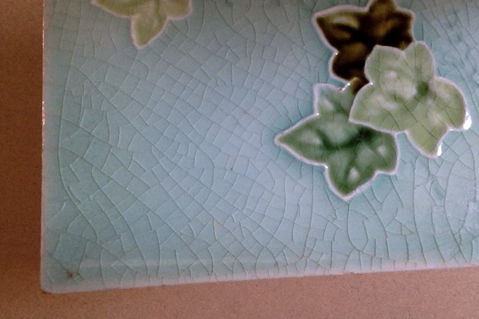 Azulejo de chimenea antiguo mayólica Robin azul huevo/diseño de hiedra inglesa moldeado Foto 3 de 4