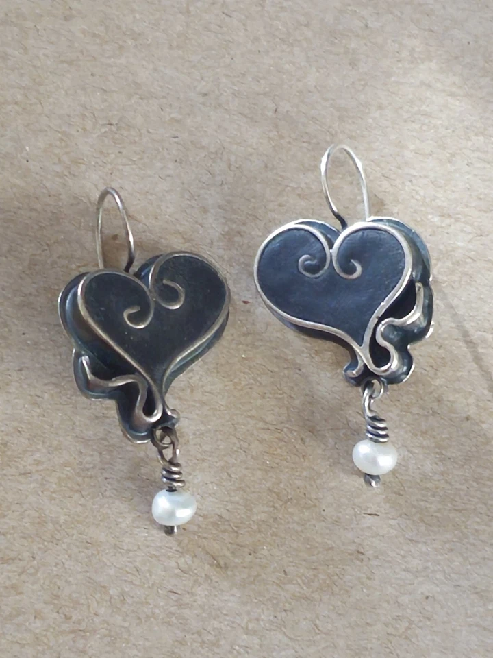 Pendientes en forma de hogar raros negros con una perla sintética colgante de colección San Valentín Foto 3 de 4