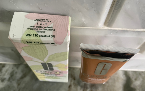 Clinique Even Better Refresh feuchtigkeitsspendende und reparierende Foundation ~ Kastanie WN 110 - Bild 2 von 3