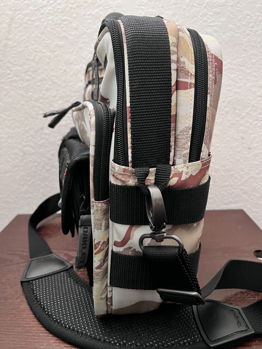 【極美品】OAKLEY　オークリー　メッセンジャーバッグ　カーキ　ミリタリー 極美品】OAKLEY オークリー メッセンジャーバッグ カーキ ミリタリー