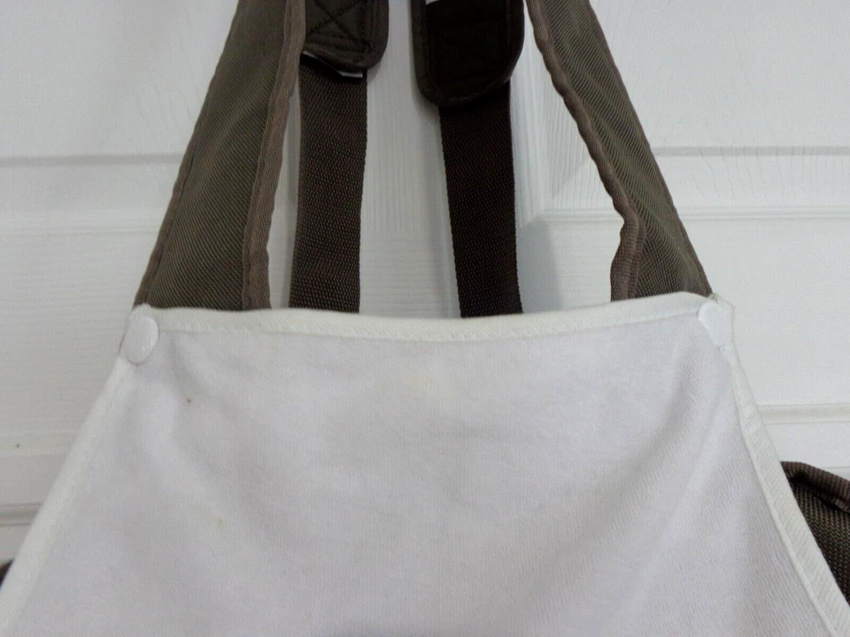 Portabebés Chicco delantero/trasero suave 7,5-25 libras marrón/bronceado/naranja con babero Foto 3 de 4