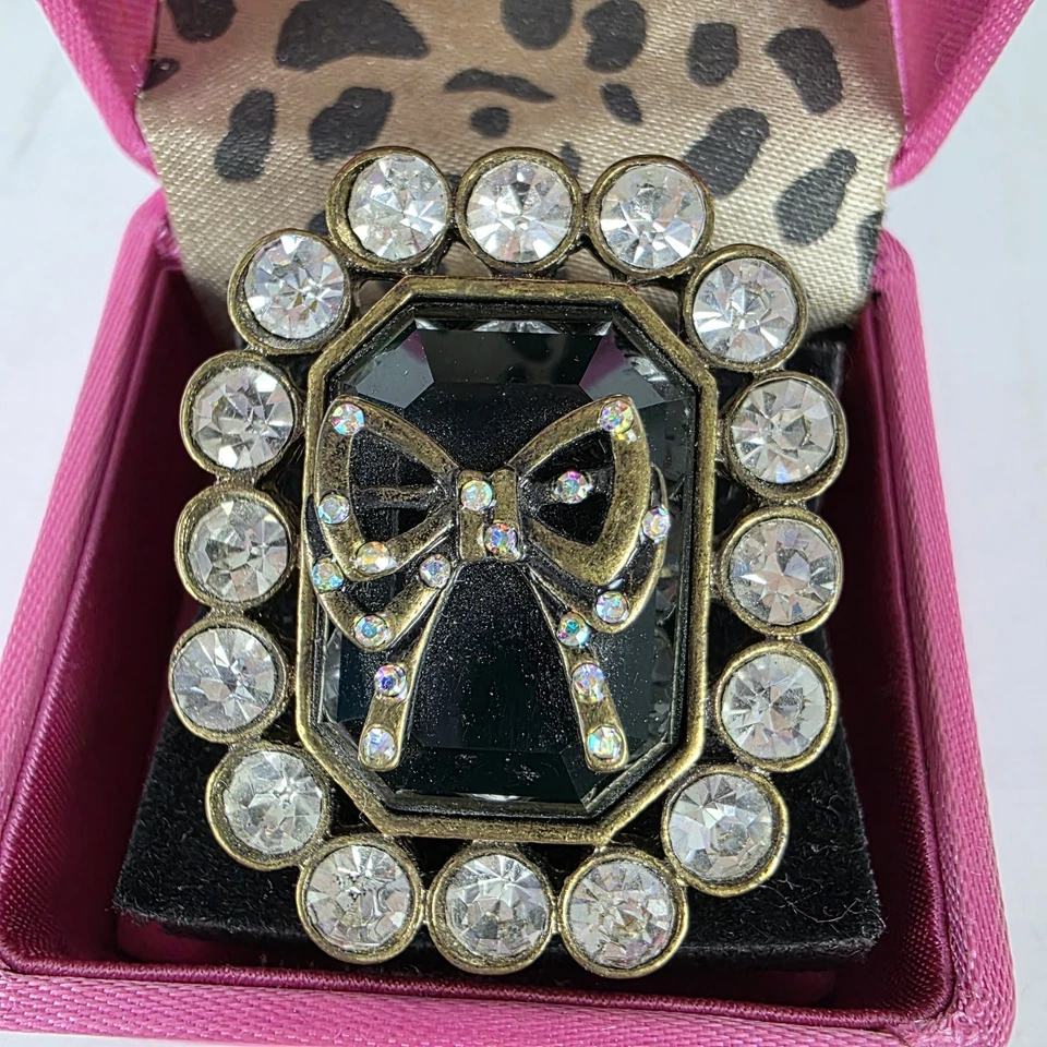 Betsey Johnson "Goes To Paris" Green Stone Cocktail Ring Glam Bling Size 6.5 - Image 2 of 4