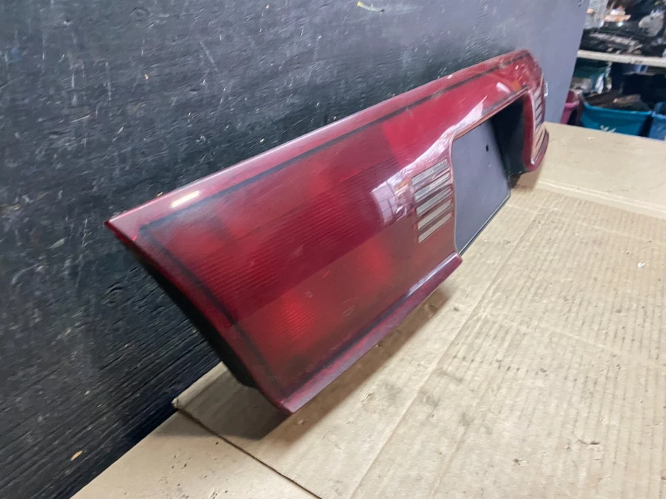 1997 年至 2004 年别克富豪中心后备箱盖尾灯原始设备制造商 v3388 DG — 第 3/4 张图片