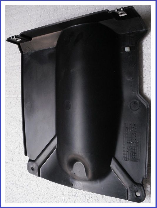 Cache sous moteur avant droit pour réparer le soubassement de Fiat Grande Punto diesel