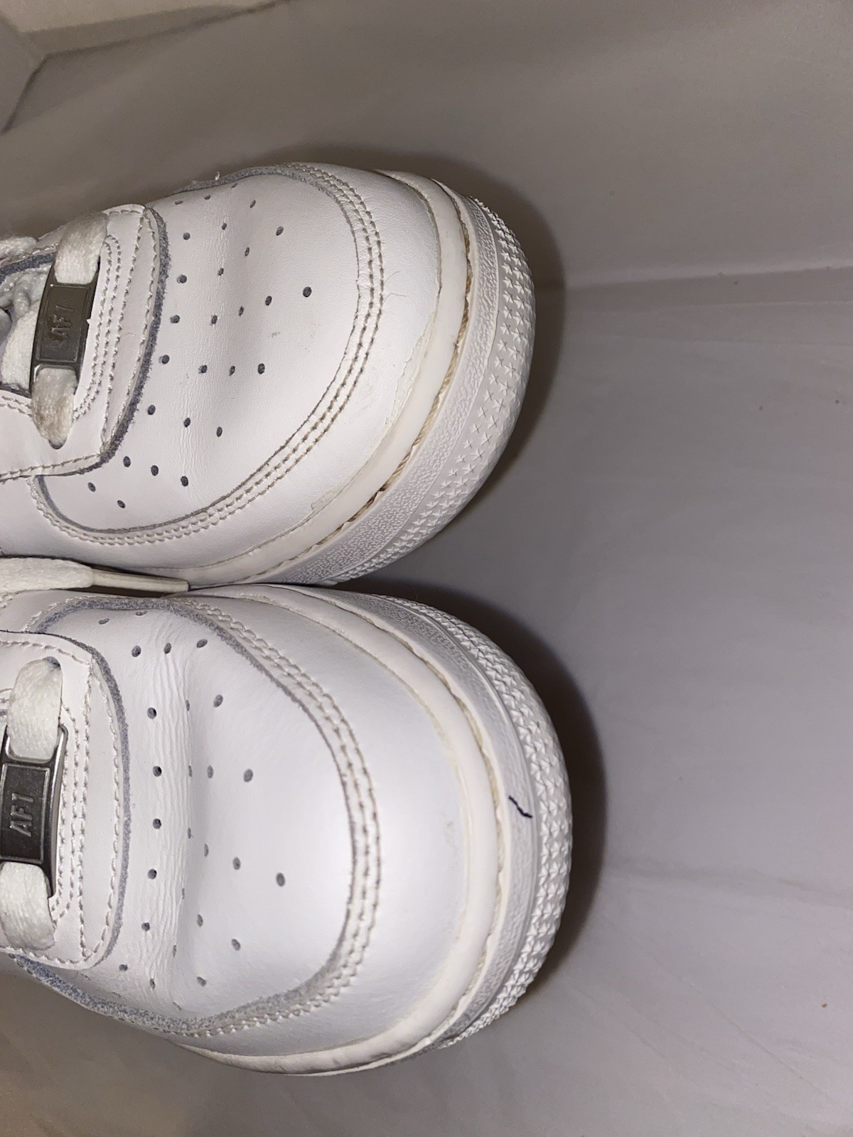 - Nike Air Force 1 LE Low Triple White Size 5 Y thumbnail 8