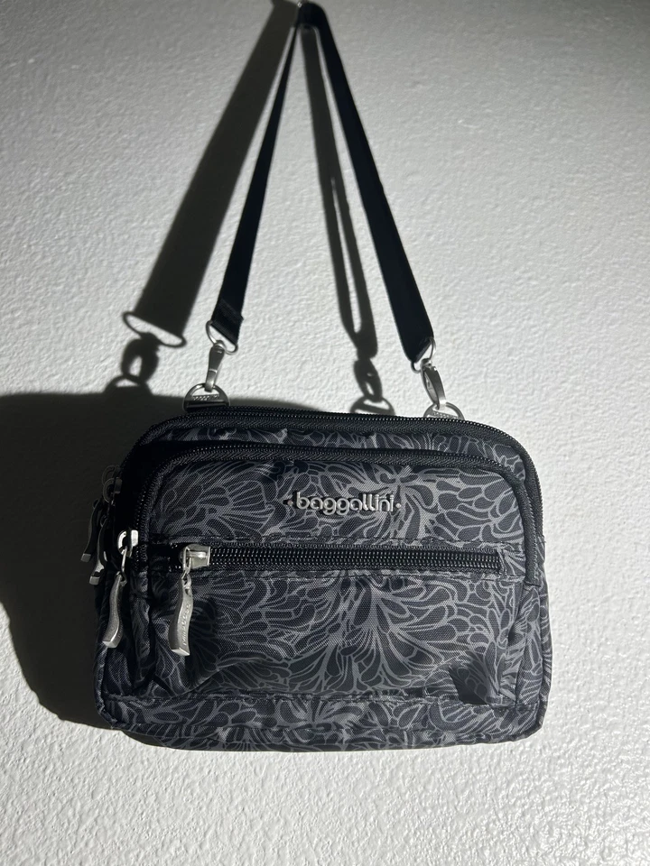 Bolsa de transporte Baggallini gris/negro/blanco Chevron nailon resistente al agua usada una vez Foto 2 de 4