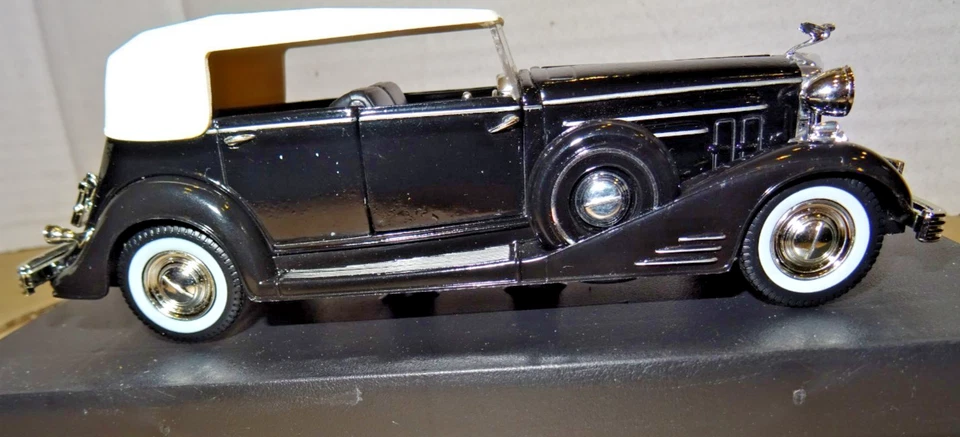 Signature Models -  1933 Cadillac Fleetwood Diecast Model Car - 1/32 scale - Image 4 of 4