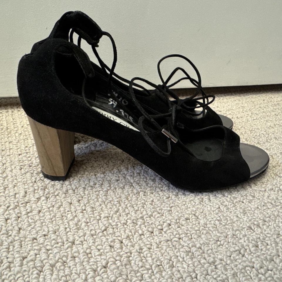 ¡BONITO! Sandalias JIMMY CHOO 38 (US 7.5) Vernie negras con cordones de madera Foto 3 de 4