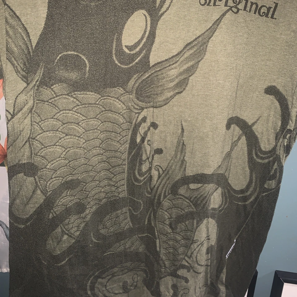 Camiseta para hombre Sure Original Koi FishGraphic mediana 100 % algodón, verde militar Foto 3 de 4
