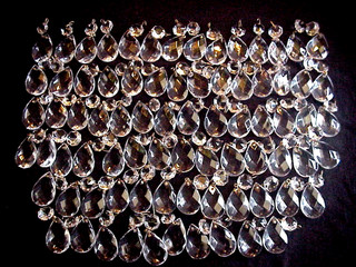 LOT OF 78 VINTAGE TEAR DROP CRYSTAL 1 1/2'' GLASS PRISMS & BUTTONS CHANDELIER
