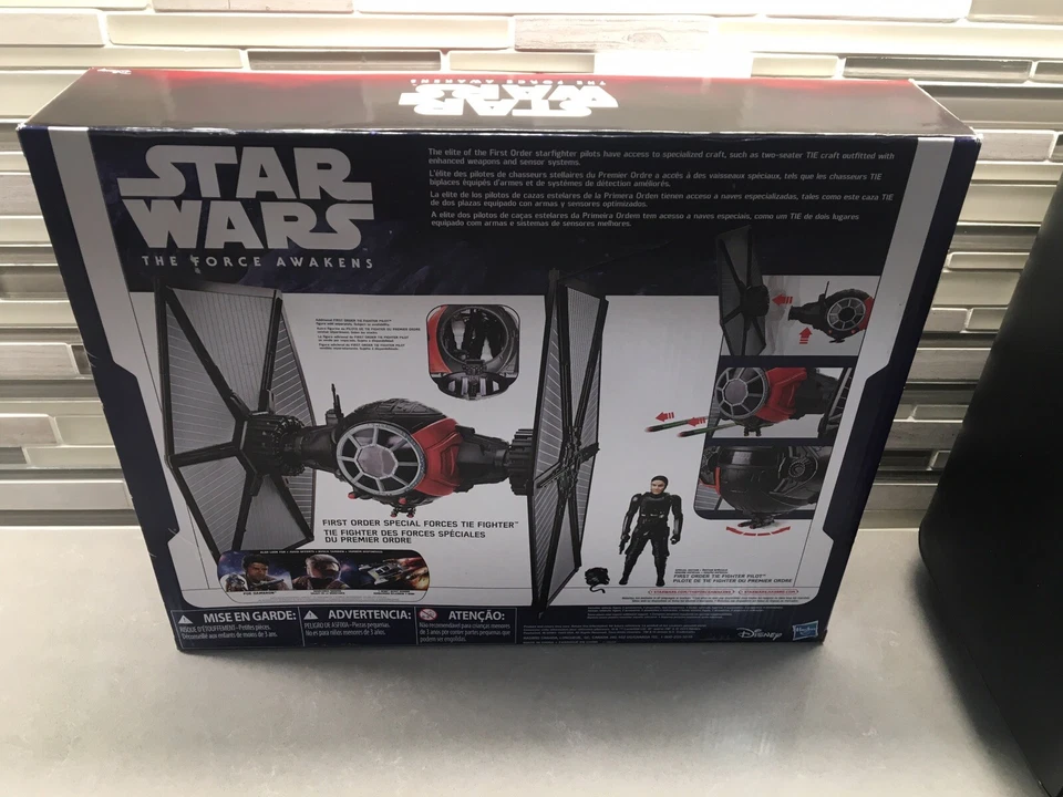 2015 STAR WARS THE FORCE AWAKENS - PRIMEIRA ORDEM TIE FIGHTER COM PILOTO - LACRADO - Imagem 4 de 4