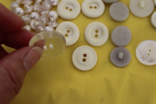 80 Vintage Buttons Mixed Lot Plastic 4 HOLE, 2 HOLE ,SHANK AND ROUND LIKE PEARLS - Picture 4 of 7