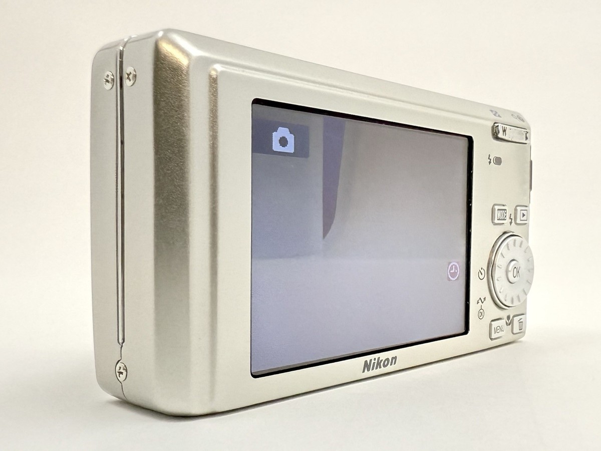 Nikon COOLPIX S500 Silver 7.1MP Digital Camera W/ Charger & Case