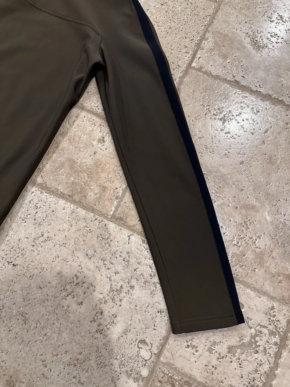 Felpa con cappuccio Prada verde oliva nylon tecnico quarto zip logo rosso linguetta ��