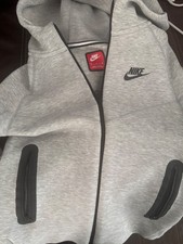 Size M kids nike tech fleece set. Gently worn. Light grey. Excellent condition.