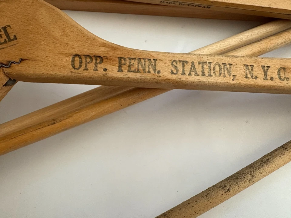 Lote de 9 perchas de madera vintage para trajes Foto 3 de 4