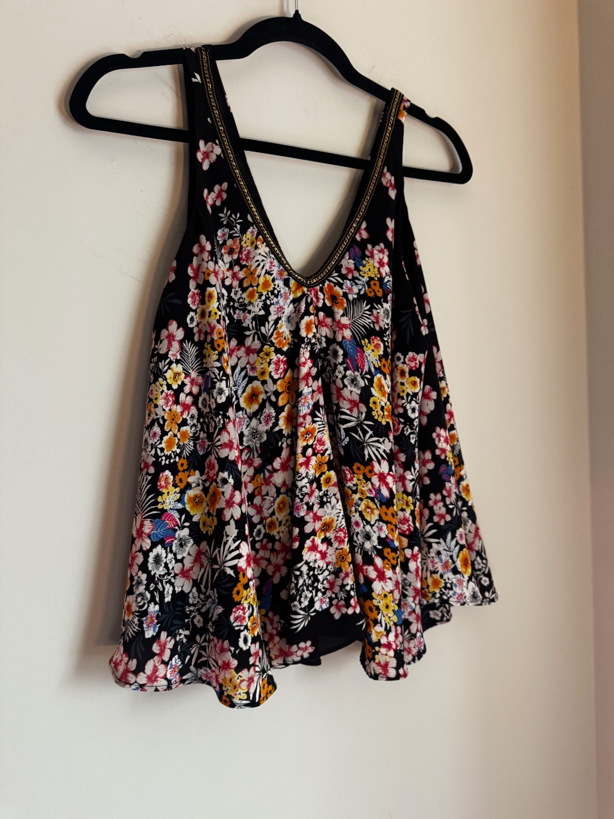 Dex size M|M  sleeveless floral tank top, beautiful flowers, gold neckline